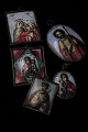 Gamle håndmalet russiske religiøse motiver , malet på porcelæn og indfattet i messing ramme...