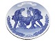 Royal Copenhagen Mindeplatte fra 192475 års dagen for Fredericiaslaget - To soldater bærer falden kammerat