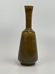 Smuk vase fra svenske Andersson & Johansson, Höganäs. Blank, brun glasur med tynde striber