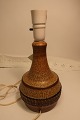 Søholm Bordlampe Lys og mørk brun med smukt mønsterSøholm nr. 3052Design: Einar JohansenStemplet: Søholm Bornholm Denmark StentøjH: 29cm m. fatning