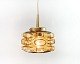 Glasloftslampe med messingelementer og honningfarvet glas fremstillet i Danmark i 1970