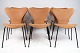 Serie 7™ 3107 80th jubilæums model fuldpolstret stol i slebet Walnut læder med stel i sort pulverlakeret stål.