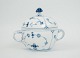 Royal Copenhagen, kgl. musselmalet riflet sukkerskål af porcelæn med låg nr. 244. 5000m2 udstilling