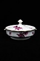 Sjælden Royal Copenhagen rund skål med låg og hanke i Purpur Blomst -Kantet med guldkant. H:13,5cm. Dia.:22cm.RC#424/8535. 2.sort. (1870-90)