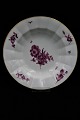 Sjælden Royal Copenhagen stor dyb tallerken i Purpur Blomst - Kantet med guldkant. Dia.:25,5cm. RC#424/8546. 2.sort. (1870-90)