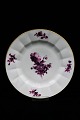 Sjælden Royal Copenhagen middags tallerken i Purpur Blomst - Kantet med guldkant. Dia.:25,5cm. RC#424/8549. 2.sort. (1870-90)