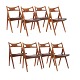 Hans J. Wegner: Satz von acht "Sawbuck"-Stühlen aus Teak mit originalem Lederbezug. Gestempelt Hans J. Wegner & Carl Hansen & Søn. Schöner Zustand mit kleineren Gebrauchsspuren. H Rücken: 75cm. H Sitz: 44,5cm