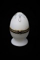 Dekorativt , antikt parfume æg i opal glas med bronze montering.H:10cm. Dia.:6cm.