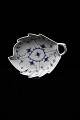 Royal Copenhagen Musselmalet Riflet bladformet fad med hank.RC#1/144. 1.sort. 22,5x18cm.
