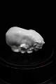 Royal Copenhagen porcelæns figur af isbjørn med sine unger.Design Jeanne Grut.RC#4780. 1.sort.H:4,5cm. L:8cm.