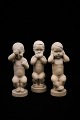 Svend Lindhart terracotta figurere , "Ikke se" , "Ikke høre" og "ikke tale"Højde:14cm.  Sælges enkeltvis.