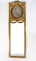 Louis Seize spejl med forgyldninger / bladguld med motiv i toppen fra år 1790