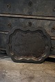 Gammel fransk bakke i afpudset metal med en super flot mørk patina.Måler: 55x43cm.