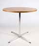 Lille spisebord / sidebord, egetræ, designet af Arne Jacobsen, 1991