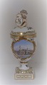 Royal Copenhagen. Porcelæns ægvase med putti. Motiv : Søpavillonen. Højde 27 cm. Produceret 1894-1900. (1 sortering)