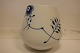 Vase Mega musselmalet fra Royal Copenhagen / Den Kongelige Porcelænsfabrik Model 682 Hvid og blå1. SorteringDenne vase er den store modelH: 22 cm