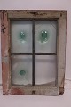 Vindue med 3 stk. flaskebundsglas (samt et almindeligt, men gammelt glas)Fra slutningen af 1700-talletAntikke, utrolig smukke, sjældne og mundblæste flaskebundsglas De benævnes også som "okseøjer"Mål:Hele vinduesrammen: 54cm x 41cm