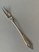 Akkeleje Sølv  Bestik PålægsgaffelGeorg jensen produceret i år 1927Længde 16 cm