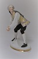 Bing & Grøndahl. Snebold kastende mand. Figur (8026).  Design :Tegner. Højde 15 cm. (1 sortering)