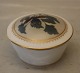 1655-587 Kgl. Bonboniere med låg 7 x 10.5 dekoreret med humlebi Signeret EH Else Hasselriis Kongelig Dansk porcelæn