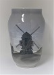 Royal Copenhagen. Porcelæns vase med motiv af en mølle. Model 1851/1217. Højde 25,5 cm. (1 sortering)