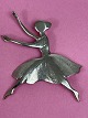 Broche i sterling sølv med balletdanser fra Toftegaard Design. DKK 650. Defekt lås. 8 cm på tværs fra fingerspids til tåspids