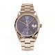 Rolex Oyster Perpetual Date ref. 15200 med blå skive. D: 34mm. Ca. årgang 2000. K serie. Uret leveres nyserviceret på oysterlænke i god stand.