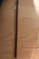 Nej, dette er ikke en alenstok, men derimod en ½-meter-stokDenne er fra starten af 1900-tallet og ½-meter-stokkene er i dag sjældne, men her én af demDenne er lavet af træStokken har mærker for målene (se foto)