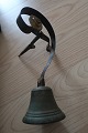 Butiks dørklokke - antikBronceOphæng i jern og fjederen/jern blikFra ca. 1850Indklusive "jernspyd" til at banke ind muren
