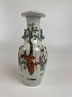 Antik kinesisk vase, familien rose med scener og personer i en have. 19.-20. århundrede