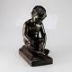 Just Andersen FigurSiddende dreng26cm