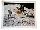 Originalt NASA farveoffsetfotografi fra Apollo 15 månelandingen i juli-august 1971. Astronaut James Irwing hilser det amerikanske flag Old Glory. I midten ses månelandingsfartøjet Falcon og til højre i billedet månekøretøjet Rover