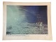 Originalt NASA farveoffsetfotografi fra Apollo 12-missionen af astronaut, der bærer udstyr