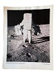 Originalt NASA farveoffsetfotografi fra Apollo 11-missionen af astronaut Edwin Aldrin, der bærer udstyr på månen i juli 1969.