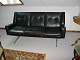 Sort lædersofa med shakerbenfra 1960erne Dansk design 5000 m2 udstilling