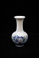 Royal Copenhagen lille vase med blomstermotiv.Højde 12cm...