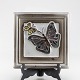 Relief132/20med sommerfugl