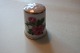 Fingerbøl af porcelæn fra gammel tidDekoreret med roserToppen er dekoreret med mønster som blomst