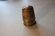 Fingerbøl af messing fra gammel tidMed utraditionel faconUden flus