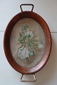 BakkeLille bakke, håndlavet og hånddekoration med og 2 hankeFra ca. 1920L: ca 21cm u/hankL: ca 25cm m/hankB: ca 14cmH på kanten: 2cm