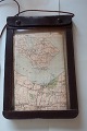 An old item to keep hold of the map at the handlebars of the bicycleIs to protect the mapMade of leatherL: About 26cm