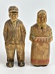 Par håndskårne, danske træfigurer af kvinde med tørklæde og mand med kasket, cirka 1950