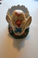 PåskefigurGammel bisquitfigur som kylling med ægLæg godter i ægget, - kylling vil forsøge at passe godt på dem - eller sæt lidt blomster i æggetH: ca. 9,5cmB: ca 7,5cm
