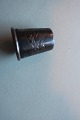 For samlere:Fingerbøl af sølv fra gammel tidStemplet: 830Med glas-flusSølvet er smukt dekoreretMed glas-flus
