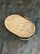19th century tobacco tin / snuff tin / snuff box in brass. Simple leaf motif