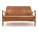 Ib Kofod-Larsen Sælen topersoners sofa i patineret  cognac farvet læder. Ib Kofoed-Larsen, 1921-2003, formgav Sælen i 1957. Stel i teak. Udført af Brdr. Petersen Polstermøbelfabrik. L: 138cm
