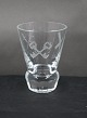 Frimurerglas, snapseglas dekoreret med slebne symboler, på kantsleben fod