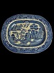 Antikt fajance serveringsfad med kineserier. Mønstret hedder Blue Willow. Antageligt engelsk, Staffordshire. Utydeligt mærket.