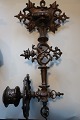 Antikke klaverstager af messing/bronceSmukt udsmykkedeKan drejes fra side til side