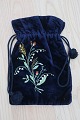 Antik smuk, elegant, gammel håndtaske håndlavet af mørk blåt velour/stofHåndbroderetLukning med snor, som også udgør lille "håndtag"Fra ca. 1880-1900